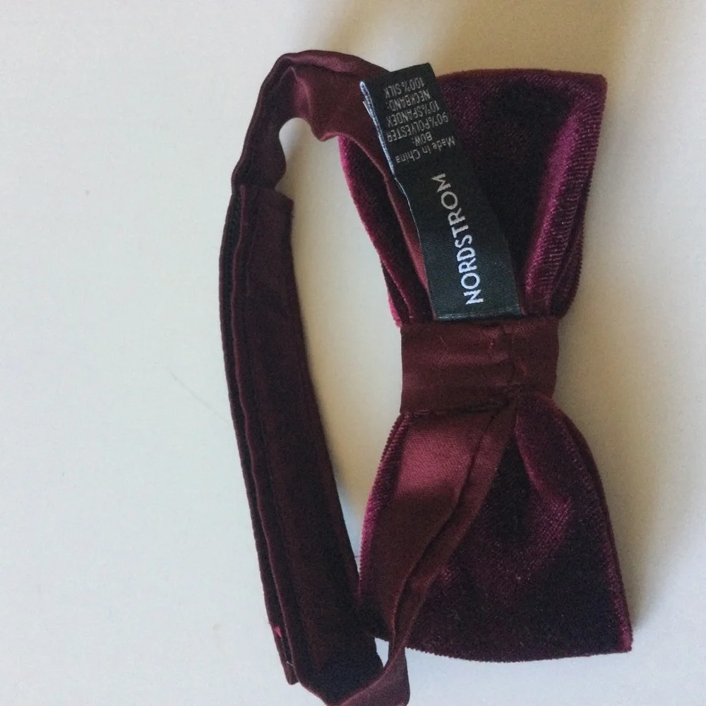 NORDSTROM FAMILY MOMENTS BOYS VELVET PRE-TIED BOW TIE BURGUNDY OS ADJUSTABLE NWO